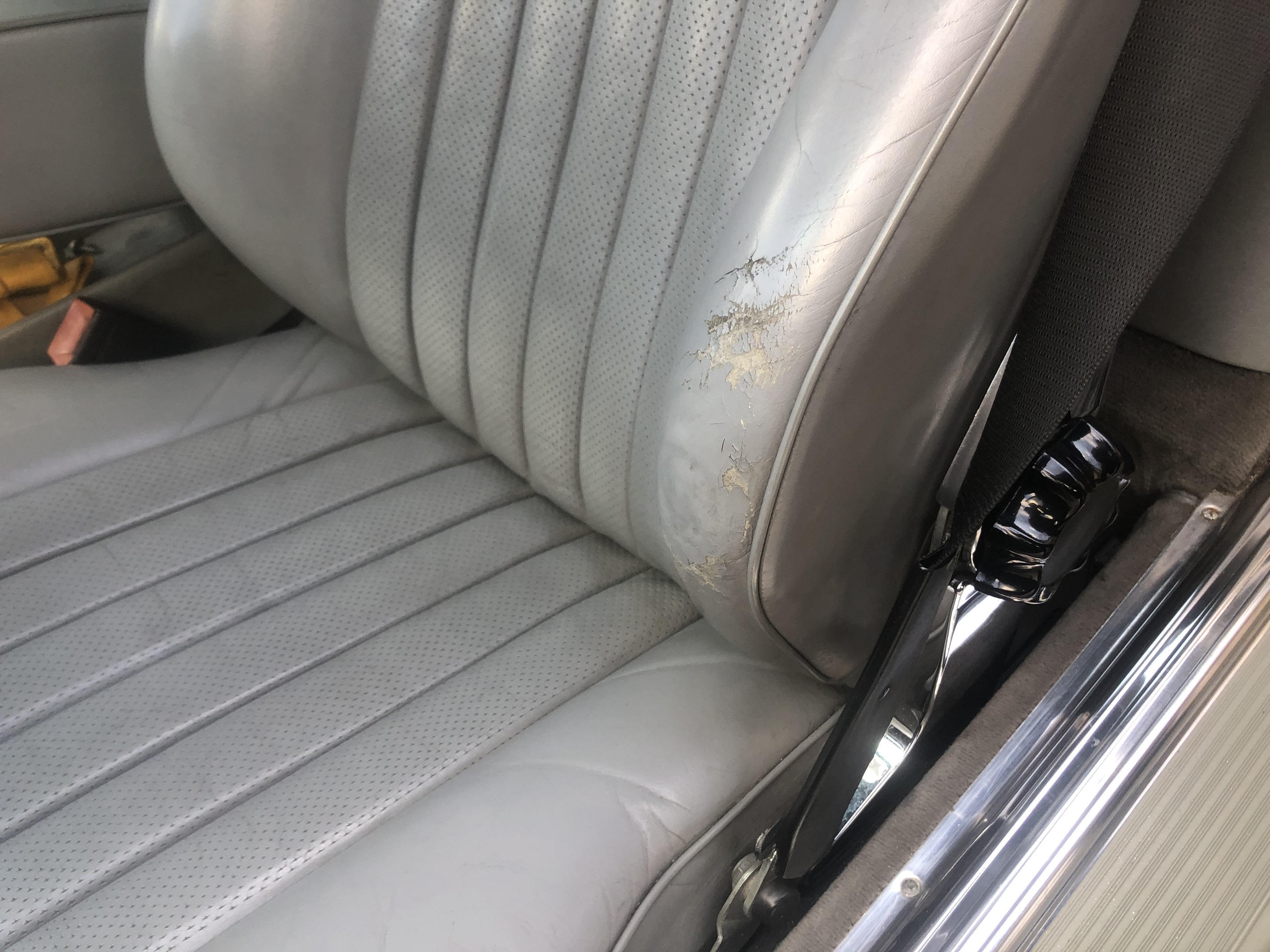 メルセデスベンツの旧車 R107 レザーシートの擦れ 劣化を修理